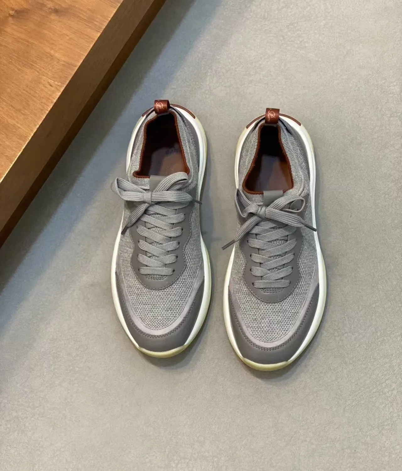 Factory price: 500💰Loro men's shoes💰iana/nuoyoupiana 410 L men's shoes💰 Walk Wish men's sneakers. This sneaker redefines the iconic 360 L men's shoes from a modern perspective💰, using a new shape and a wider silhouette design to create an extraordinary comfortable wearing experience. The ultra-light sole creates a charming modern aesthetic, with a classic slip-on construction and extra laces to wrap your foot for comfort. Smooth calfskin and wool pique knit uppers are paired with a combination suede calfskin lining and logo calfskin foot pads for ultimate comfort and breathability. The toe is inlaid with soft suede embellishments, the heel has contrasting line details, and is matched with an EVA foam and rubber outsole. The upper foot is light, soft and shock-absorbing, making it suitable for daily wear in all seasons. Comes with a full set of original packaging and complete information! Size: 39-44 (45, 46 can be customized)